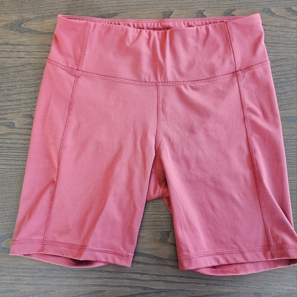 All in Motion Contour Power Waist High-waisted Shoets 7" in cranberry, size M